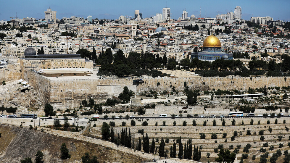 في "رسالة للعالم".. دولة خليجية تطلق طابعا بريديا يخلد القدس عاصمة لفلسطين