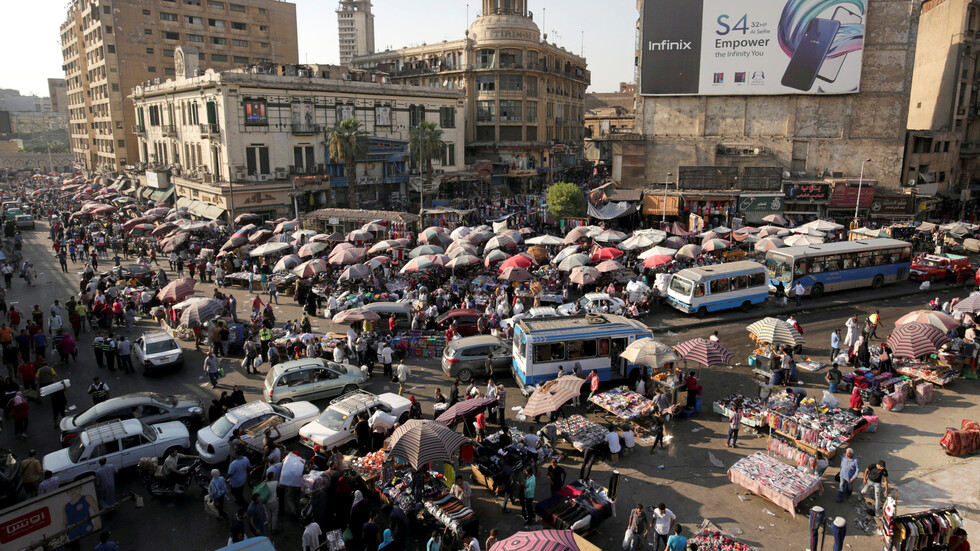 مصر.. مختصون يحددون مصادر تمويل الحكومة لزيادة "العلاوات الخمس"