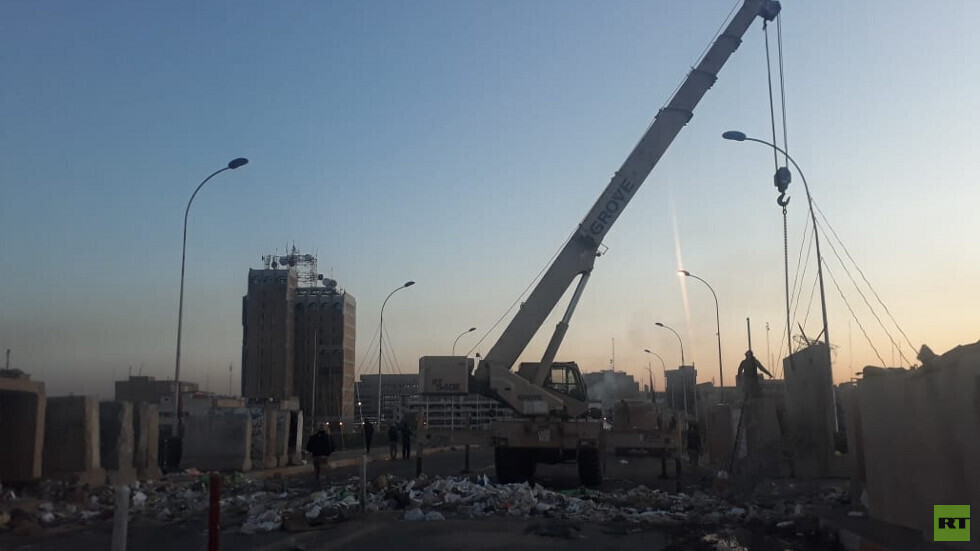 السلطات العراقية تفتح جسرا وشوارع أغلقت منذ بداية الاحتجاجات (صور)