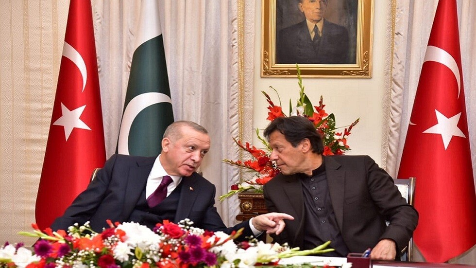 أردوغان يهدي "احتلال القرن" إلى عمران خان