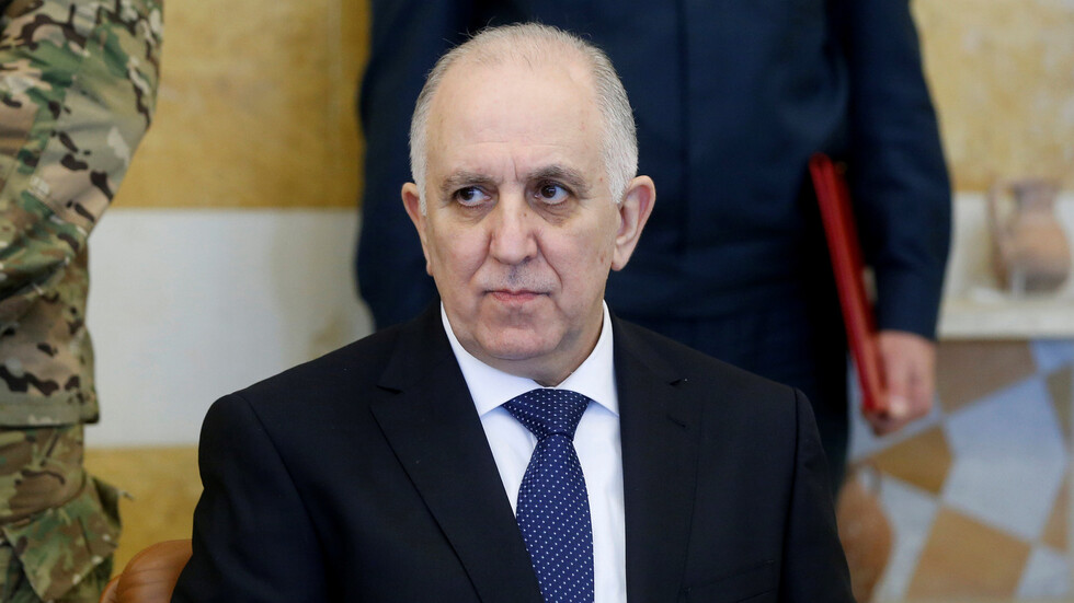وزير الداخلية اللبناني يكشف عن تعرضه لإصابة برأسه خلال مواجهات مع الجيش السوري