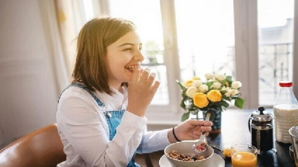 لماذا يدفع النوم السيئ النساء إلى الإقبال على الطعام بكثرة ؟