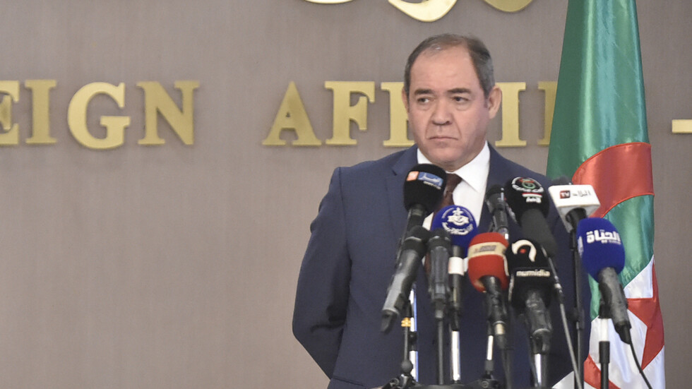 وزير خارجية الجزائر صبري بوقدوم يجري مباحثات في العاصمة الليبية