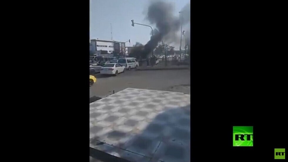 العراق.. متظاهرون في محافظة ذي قار يحرقون الإطارات ويقطعون جسر البهو (فيديو)