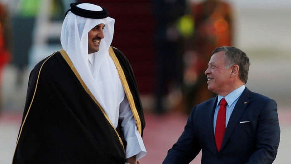 العاهل الأردني يستقبل أمير قطر في مطار الملكة علياء الدولي (فيديو)
