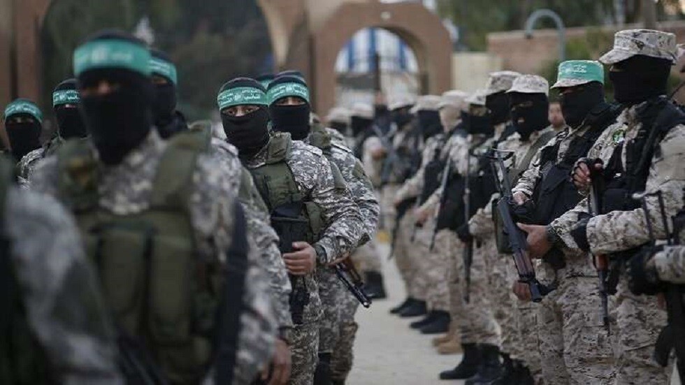 إضاءة مداخن محطة توليد الكهرباء في عسقلان بأسماء الجنود الأسرى لدى المقاومة في غزة (صورة)