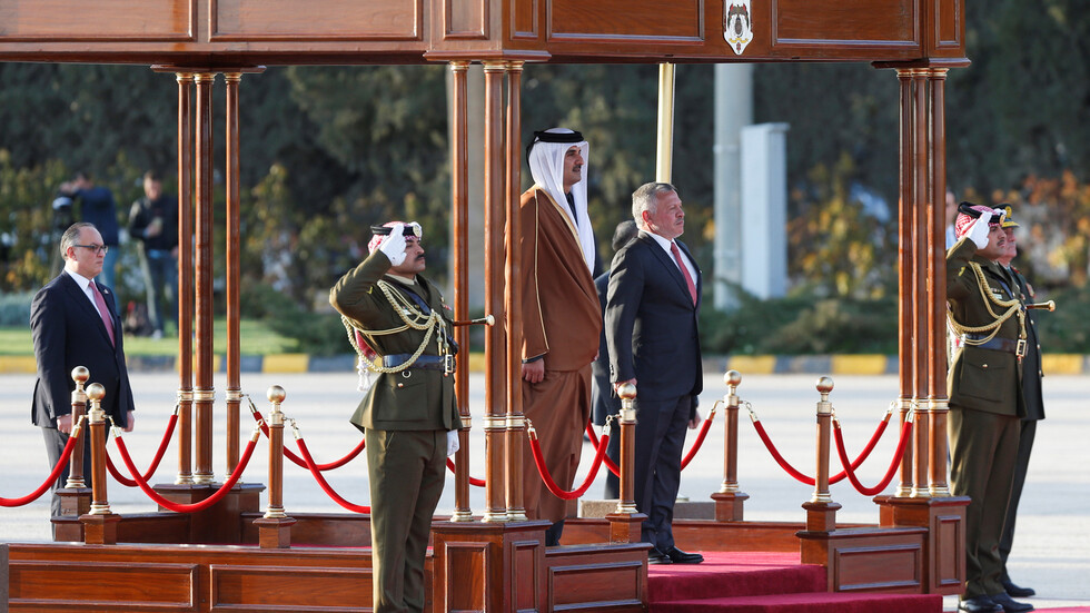 أمير قطر يوجه بتوفير 10 آلاف فرصة عمل للأردنيين