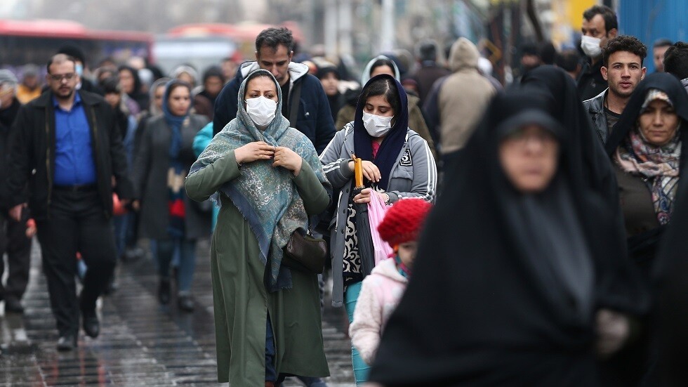 الصحة الإيرانية تدعو المواطنين إلى البقاء في منازلهم مع انتشار فيروس "كورونا"
