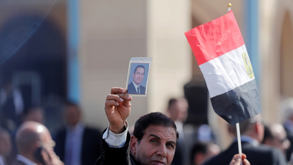 مصر.. مواطن ينتحر بسبب وفاة حسني مبارك