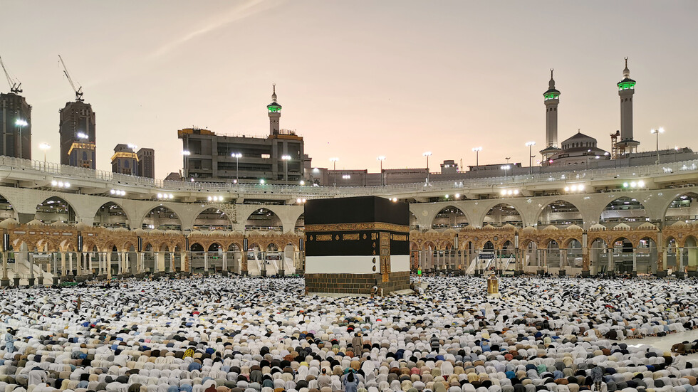 مصر تعلق على وقف السعودية تأشيرة العمرة وزيارة الحرم النبوي