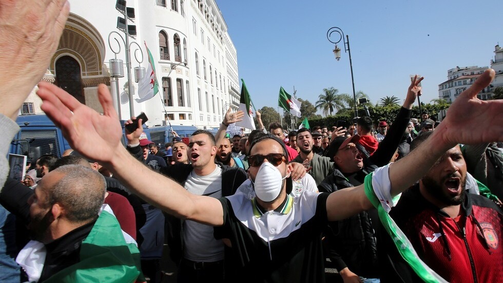 الجزائريون يتظاهرون للأسبوع الـ54 مطالبين بالإصلاحات (فيديو)
