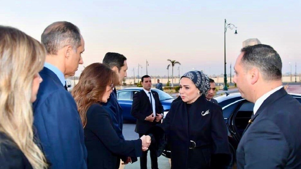 عقيلة السيسي تعزي بمبارك
