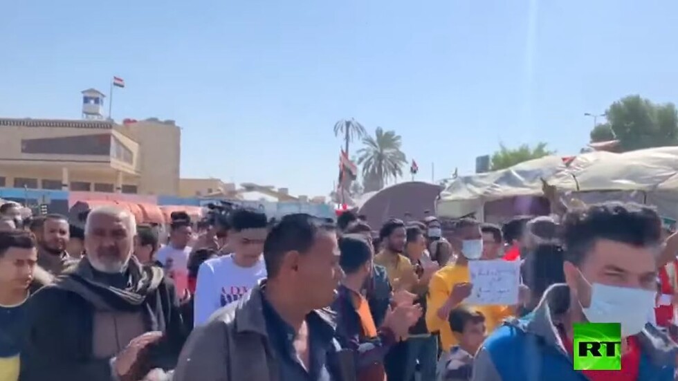 العراق.. محتجون من محافظات الوسط والجنوب يتظاهرون قرب مكتب رئيس الحكومة (فيديو)