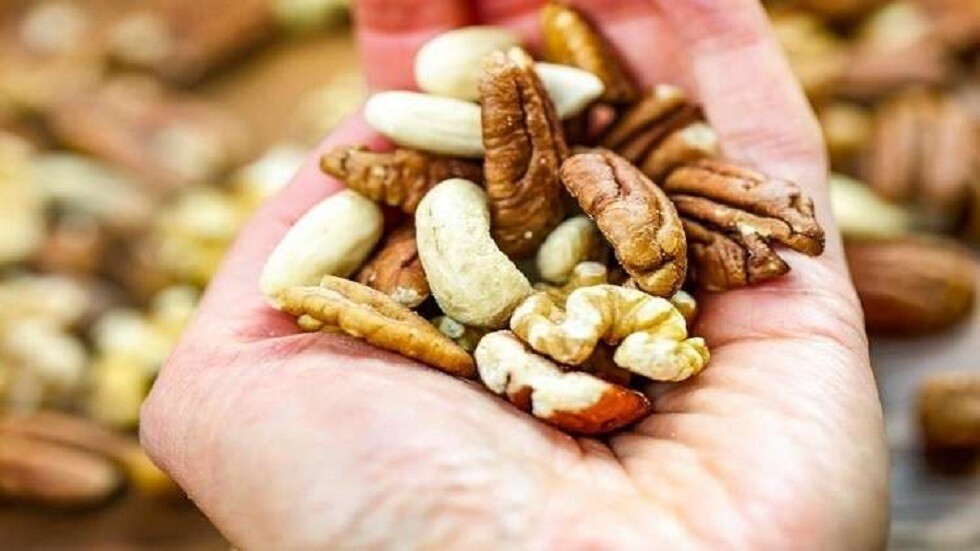 مكسرات يعزز تناولها يوميا صحة النساء مع التقدم في العمر
