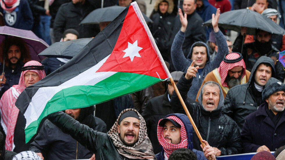 رغم شبح كورونا.. الأردنيون يحيون الفجر العظيم دعما للفلسطينيين