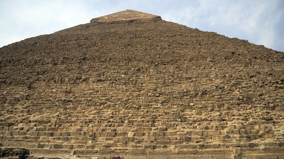 شاب مصري ينتحر من أعلى هرم خفرع
