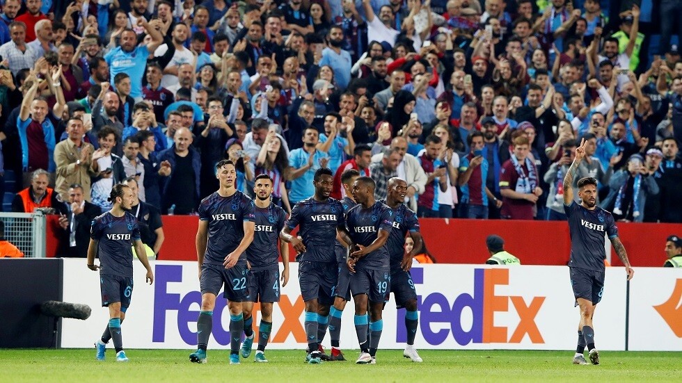 شاهد.. لاعب يبتلع ورقة تعليمات مدربه بعد قراءة محتواها
