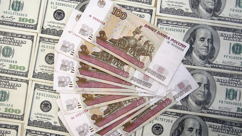 الروبل يتأثر بسبب تراجع أسعار النفط على خلفية تفشي "كورونا"