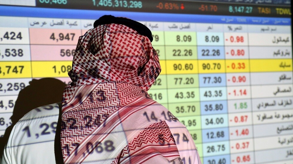 سوق الأسهم السعودية تسجل تراجعا حادا وإيقاف التداول في بورصة الكويت