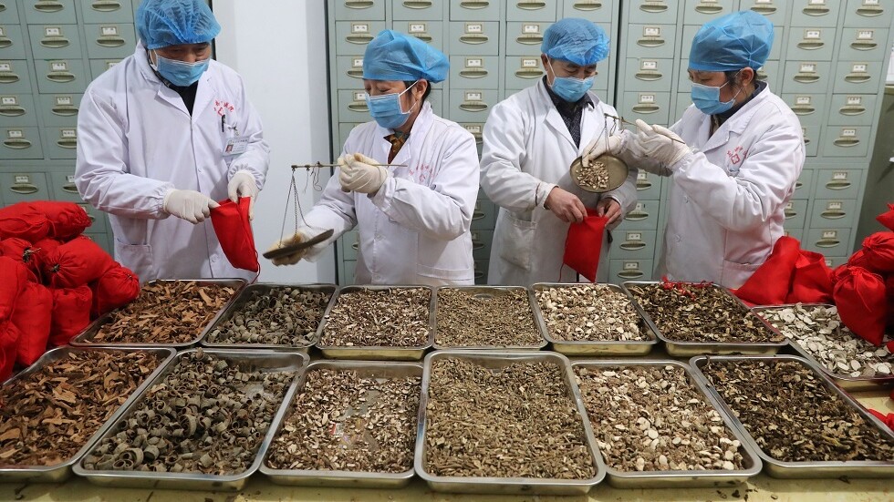 مسؤول صيني يؤكد أن عشرات الآلاف تعافوا من "كورونا" بفضل الطب الصيني التقليدي