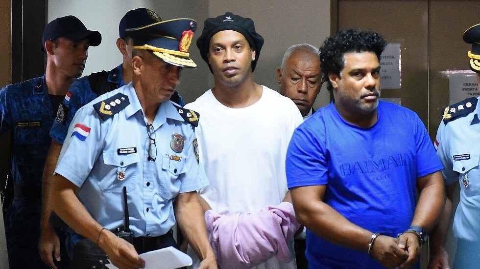 شكوك حول توريط رونالدينيو بالسجن من أجل بطولة لكرة الصالات