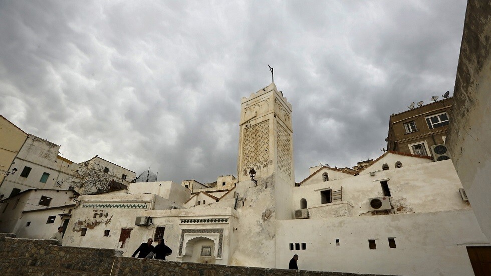 وزارة الشؤون الدينية الجزائرية تغلق جميع مؤسساتها بسبب كورونا