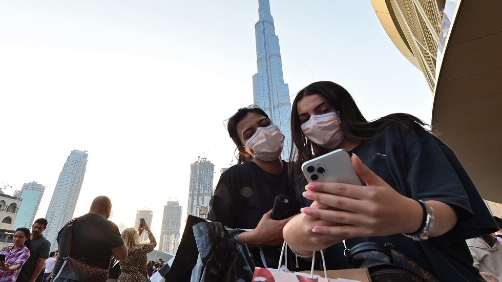 الإمارات تعلن تفعيل نظام "العمل عن بعد" في مواجهة كورونا
