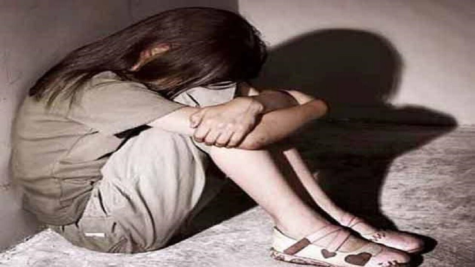 فتاة تتهم بالاعتداء الجنسي على طفلة