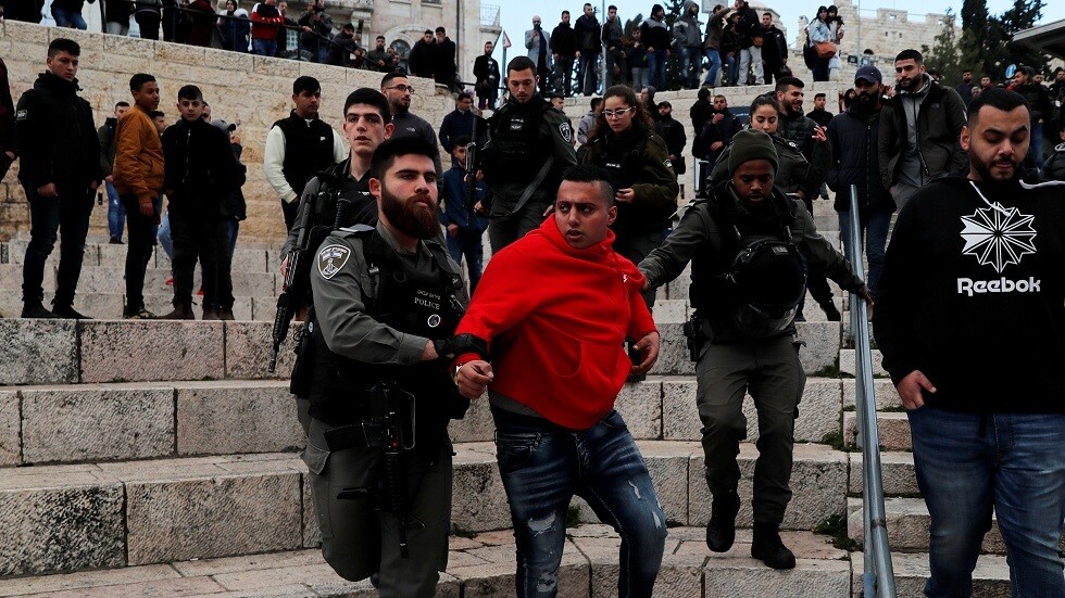 إسرائيل تعتقل شبانا فلسطينيين شمالي القدس عقب اشتباكات مسلحة - فيديو