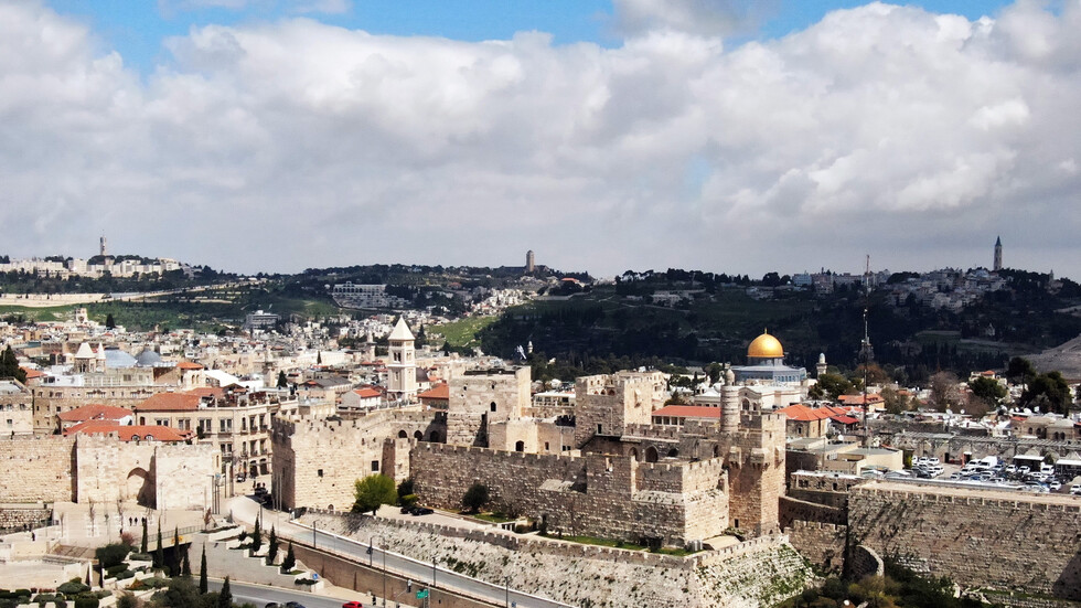 الحكومة الفلسطينية تدين إسرائيل وتطالبها بالإفراج الفوري عن وزير شؤون القدس