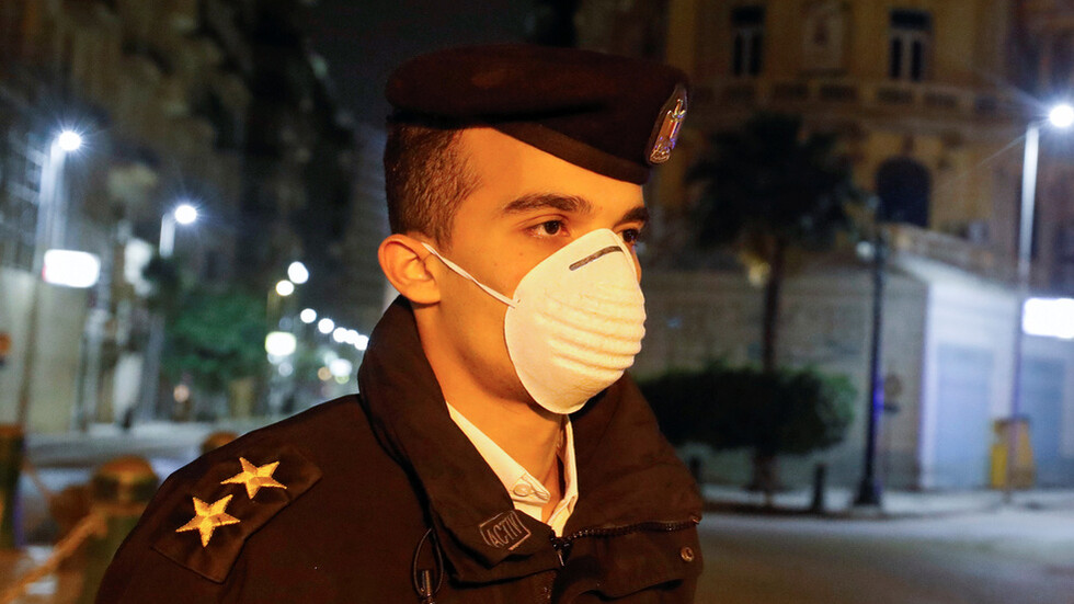 الأطفال في مصر يتحدون فيروس كورونا والحكومة تتدخل