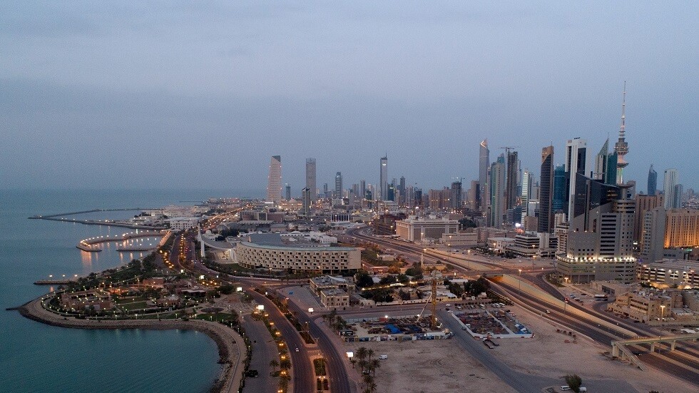 كويتية تخرق حظر التجول وتطعن رجل أمن (فيديو)