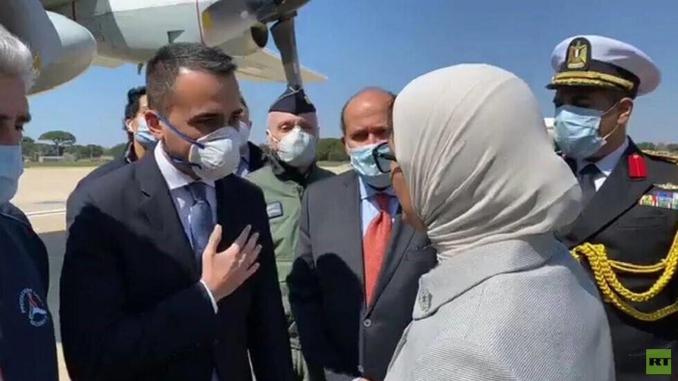 شاهد كيف صافح وزير الخارجية الإيطالي أحد جنود الجيش المصري لحظة نقل مساعدات طبية إلى بلاده