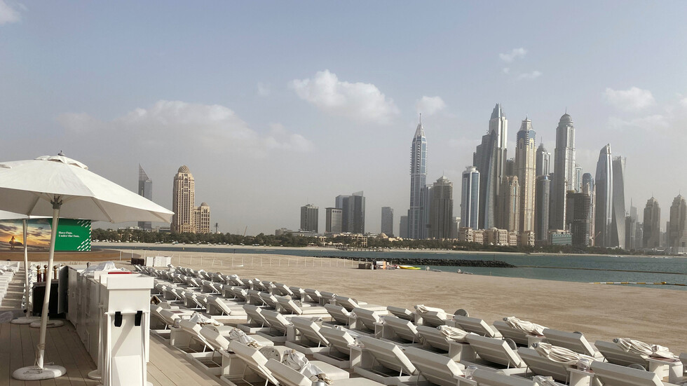 دبي توجه بخفض الإنفاق وتوقف التوظيف حتى إشعار آخر