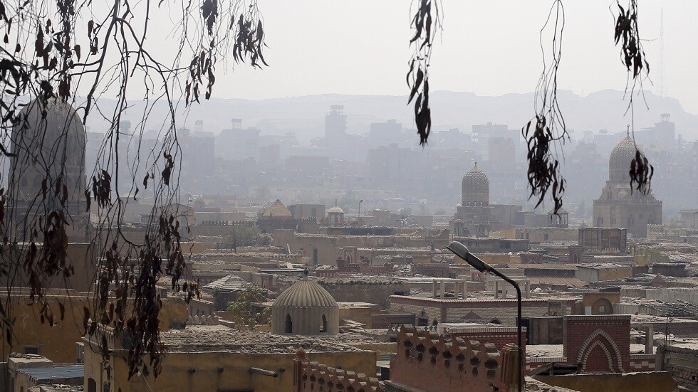 فنان مصري يفتح مقابر عائلته لاستقبال جثامين ضحايا كورونا من الأطقم الطبية - فيديو