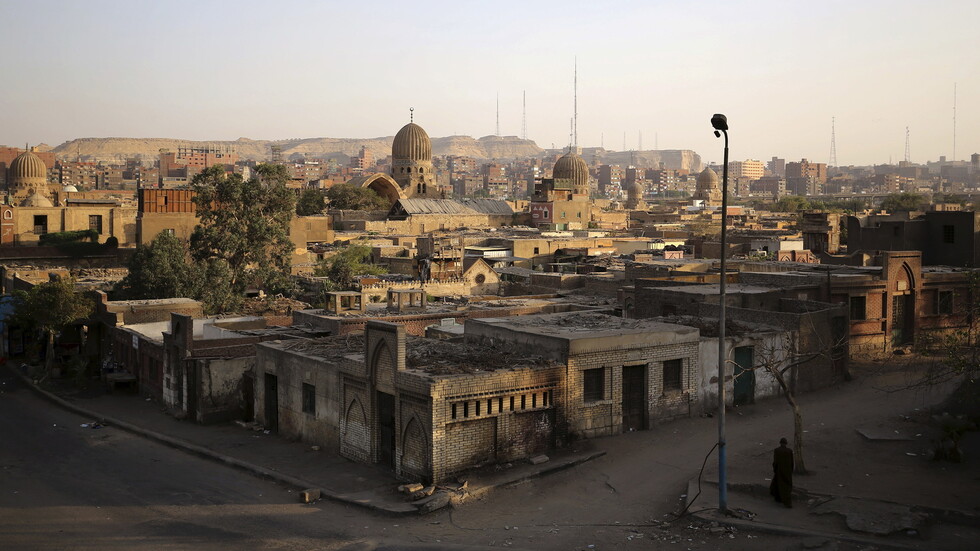 فنان مصري يعلن دفن الأطباء المتوفين بكورونا في مدافن عائلته (صور)