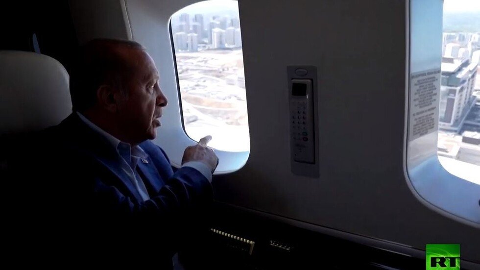 أردوغان يتفقد من الجو مستشفيات قيد التشييد