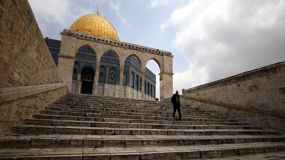فلسطينيون يؤدون صلاة التراويح أمام الأقصى - صور