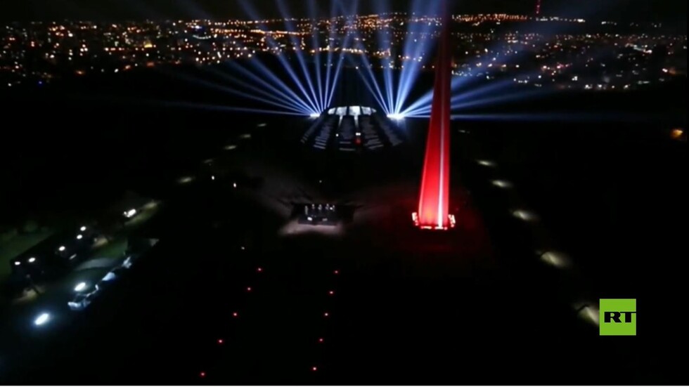 شاهد.. عرض ضوئي يحيي ذكرى ضحايا الإبادة الجماعية للأرمن