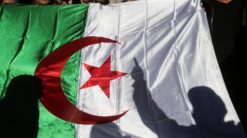 السلطات الجزائرية تنذر قناة تلفزيونية "سخرت من الفقراء وأهانت المرأة"