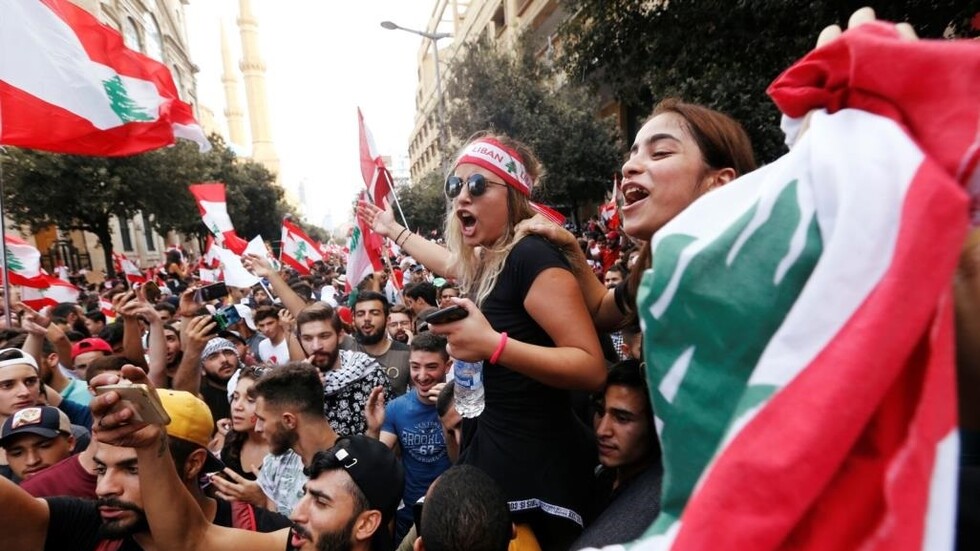 بالفيديو.. احتجاجات لبنان تنقلب إلى فلتان أمني في طرابلس وهجمات بالقنابل على مصارف