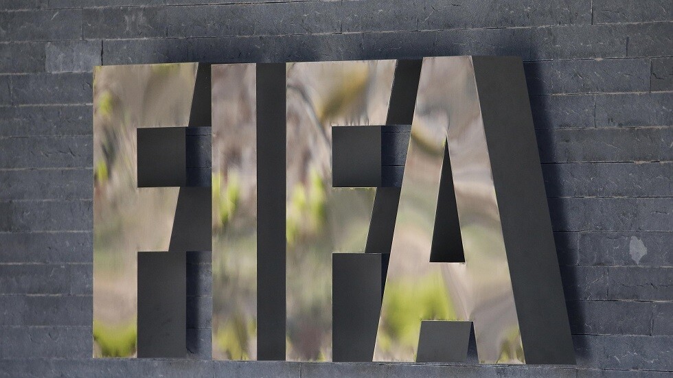 "فيفا" يقترح إجراء تعديل مؤقت على قواعد كرة القدم