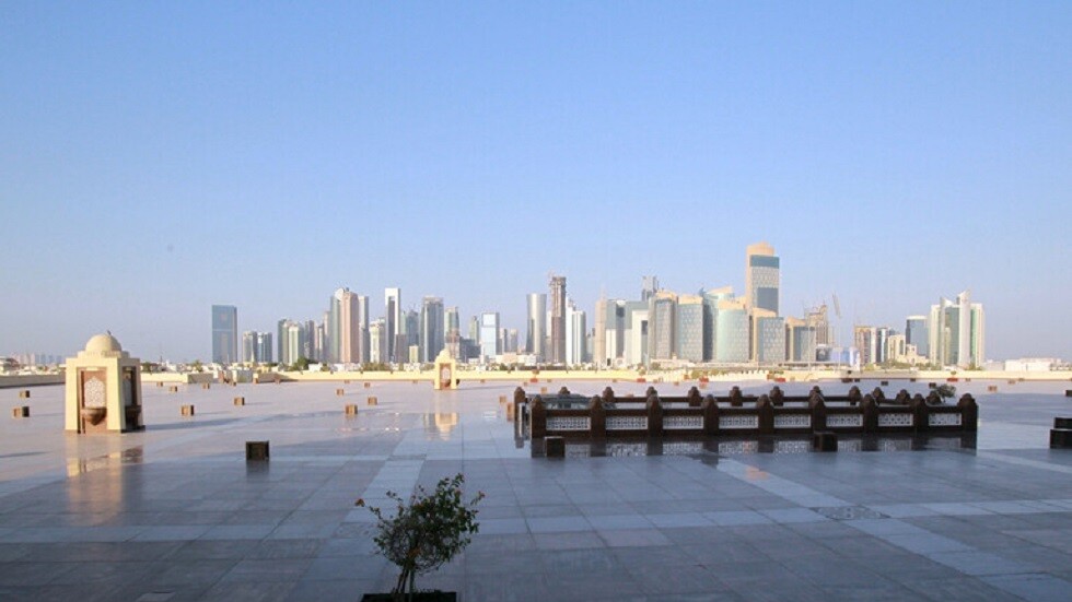 قطر تمدد العمل بقرار تقليص العمالة في أماكن العمل بالقطاعين الحكومي والخاص