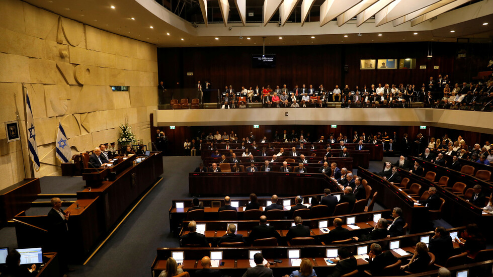 المصادقة بالقراءة الأولى على قانون التناوب بين نتنياهو وغانتس