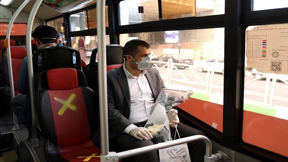 طهران تلزم المواطنين بارتداء الكمامات في وسائل النقل العام