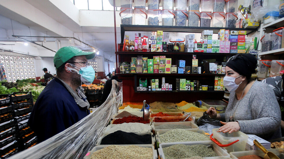 الجزائر تعيد غلق المحلات التجارية التي استأنفت عملها بداية رمضان