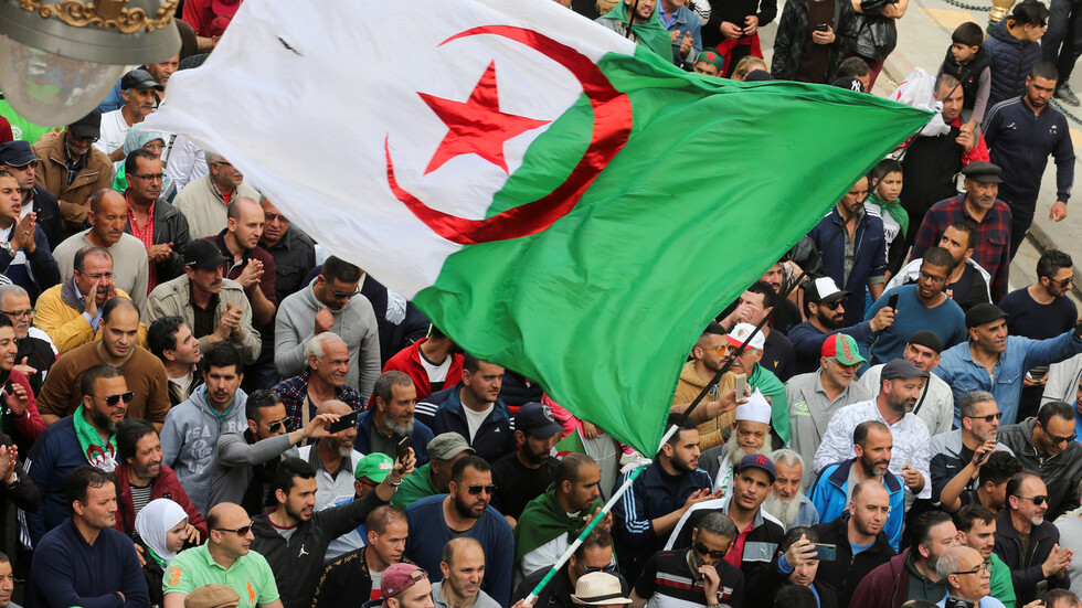الحكومة الجزائرية تخفض الإنفاق في ميزانية 2020