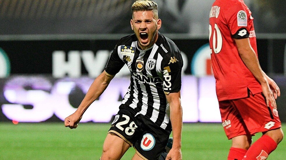 لاعب جزائري يعتذر بعد إلقاء القبض عليه في فرنسا بسبب