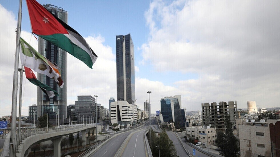 وزير المالية الأردني يقول عجز الميزانية سيزيد مليار دينار بسبب تداعيات كورونا