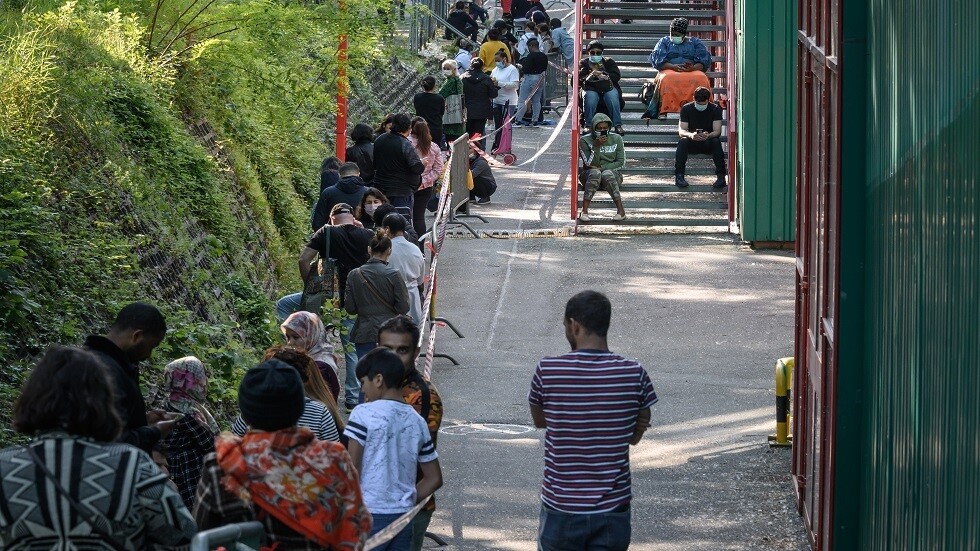 ألف شخص يصطفون في طابور طويل للحصول على الطعام في جنيف